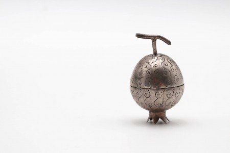 Caixa de comprimidos em prata em forma de romã com gravados